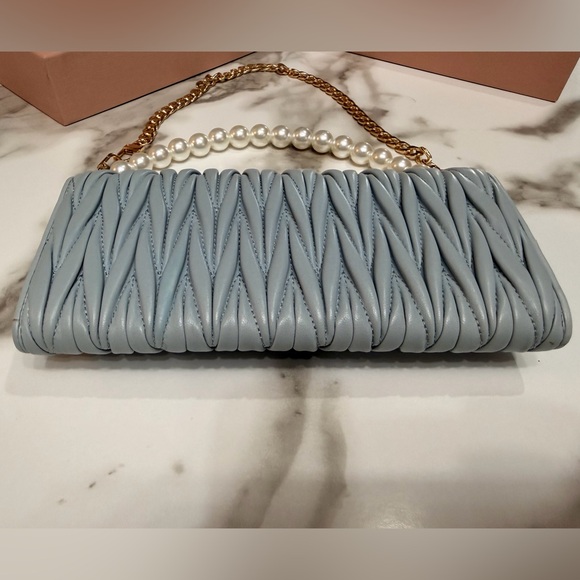 Miu Miu Matelasse Bifold Long Wallet Logo
Leather Cielo Blue - Picture 9 of 16